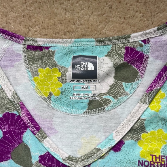 Lot of 2 The North Face Women’s Colorful Print Tee Shirts - M - VGUC - Stretch - Picture 10 of 13